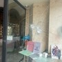 Sassate per demolire le vetrine dell'oreficeria