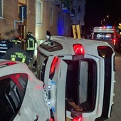 Via Vicenza, auto finisce ribaltata. Soccorsi i due occupanti Via Vicenza, auto finisce ribaltata. Soccorsi i due occupanti