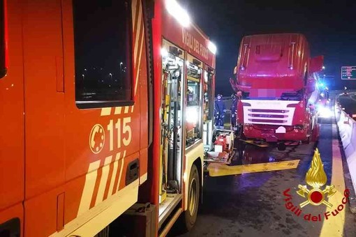 Principio di incendio alla motrice di un autoarticolato Principio di incendio alla motrice di un autoarticolato