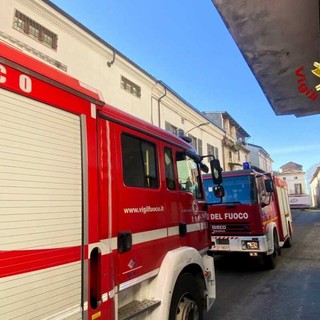 Trino, principio di incendio sul tetto di una casa