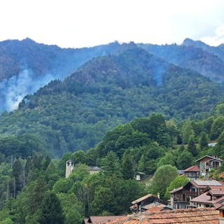 Un mese di fuoco in Valsesia, due canadair e squadre a terra al lavoro