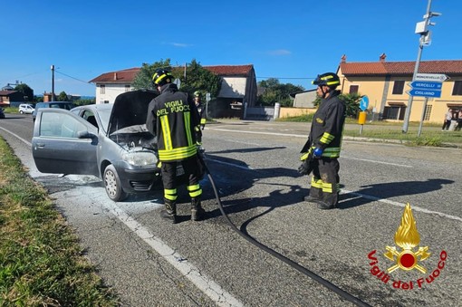 Principio di incendio dopo lo scontro tra tre auto: due persone in ospedale