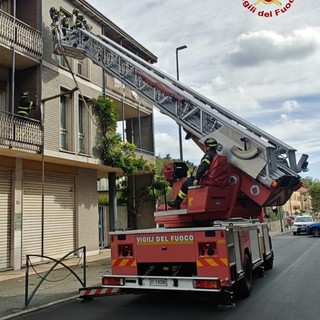 Cornicione pericolante, intervengono i Vigili del Fuoco