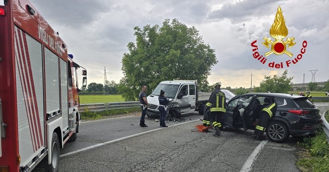 Vercelli, scontro tra auto e furgone: conducenti in ospedale Vercelli, scontro tra auto e furgone: conducenti in ospedale