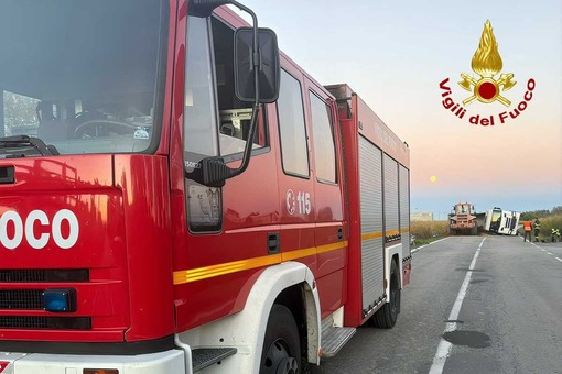 Mezzo pesante si ribalta sulla provinciale tra Trino e il confine con Alessandria