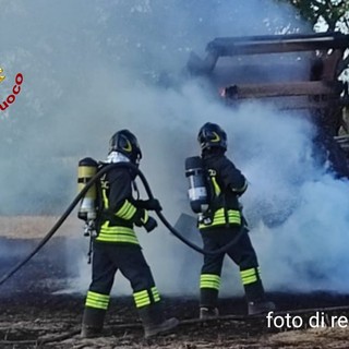 A fuoco un mezzo agricolo
