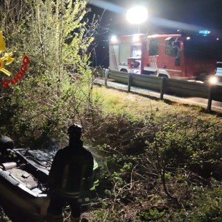 Si ribaltano in un fosso, 4 persone coinvolte in un incidente