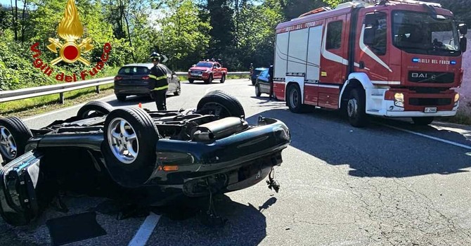 Si ribaltano con l'auto: due persone in ospedale