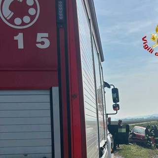 Auto in un fosso, ma il conducente se ne va prima dell'arrivo dei soccorsi