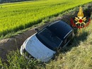 Incastrato nell'auto finita nel canale Incastrato nell'auto finita nel canale