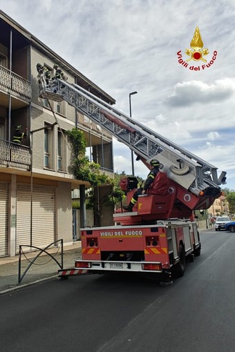 Cornicione pericolante, intervengono i Vigili del Fuoco Cornicione pericolante, intervengono i Vigili del Fuoco