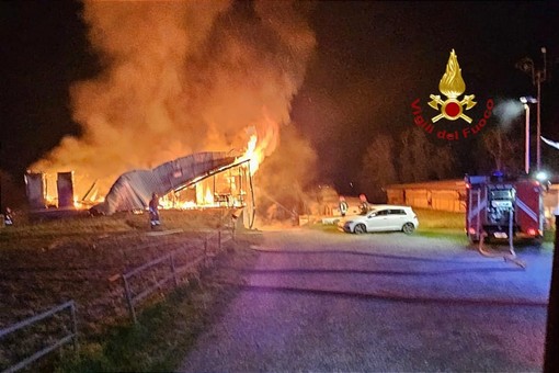 Incendio alla Cascina Villa Caccia, una persona lievemente intossicata