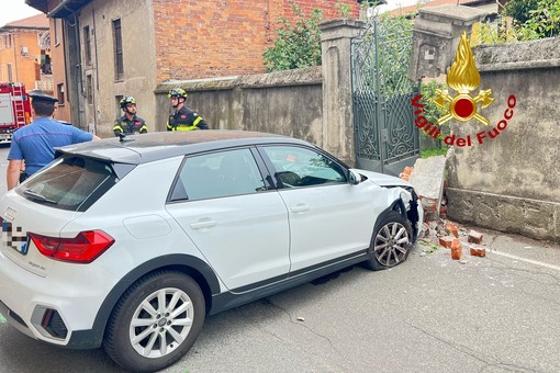 Auto abbatte il pilastro di una cancellata Auto abbatte il pilastro di una cancellata