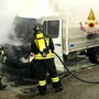 Furgone in fiamme: il conducente riesce a fermare il mezzo e mettersi in salvo