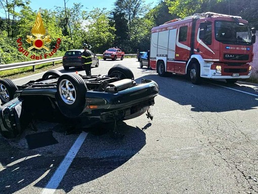 Si ribaltano con l'auto: due persone in ospedale