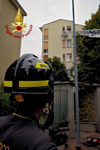 Riverso a terra in casa, soccorso dai Vigili del Fuoco Riverso a terra in casa, soccorso dai Vigili del Fuoco