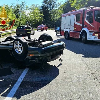 Si ribaltano con l'auto: due persone in ospedale