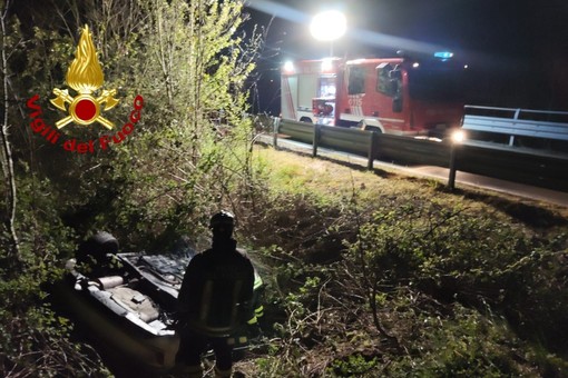 Si ribaltano in un fosso, 4 persone coinvolte in un incidente