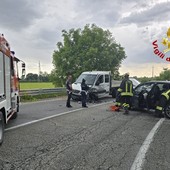 Vercelli, scontro tra auto e furgone: conducenti in ospedale