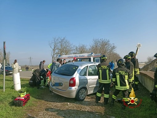 Auto contro la spalletta del ponte del Canale Cavour: cinque feriti intrappolati tra le lamiere - FOTO