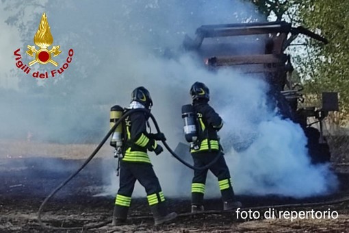 A fuoco un mezzo agricolo A fuoco un mezzo agricolo