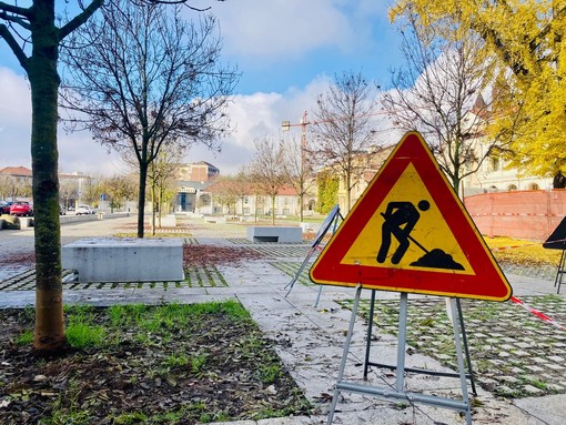 Piazza Antico Ospedale: interventi di manutenzione su pavimentazione e lastre in pietra - FOTO