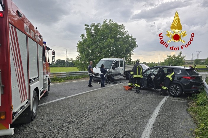 Vercelli, scontro tra auto e furgone: conducenti in ospedale Vercelli, scontro tra auto e furgone: conducenti in ospedale