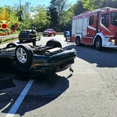 Si ribaltano con l'auto: due persone in ospedale