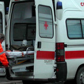 Cade dal tetto di un capannone. Operaio trinese in codice rosso