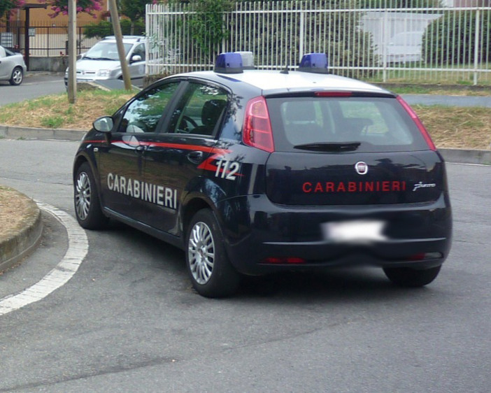 Candia, tenta di fuggire ai carabinieri: aveva con sé cocaina e circa 600 euro in contanti