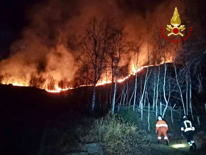 Maxi incendio in valle Elvo, bruciano 100 ettari di terreno - FOTO E VIDEO