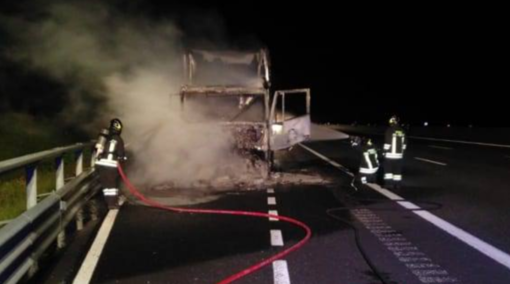 Camion distrutto da un incendio