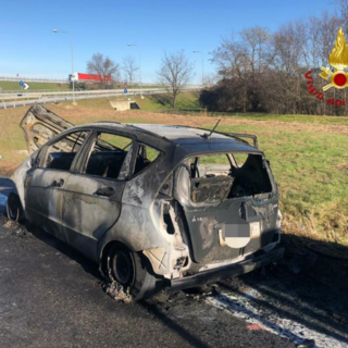 Auto distrutta dalle fiamme sul raccordo A4 - A26