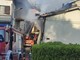Incendia la casa della compagna: i vicini eroici mettono in salvo il bimbo 12ennne