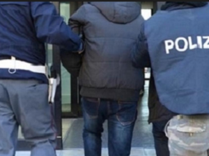 Evade dai domiciliari per tentare un furto in un'auto Evade dai domiciliari per tentare un furto in un'auto