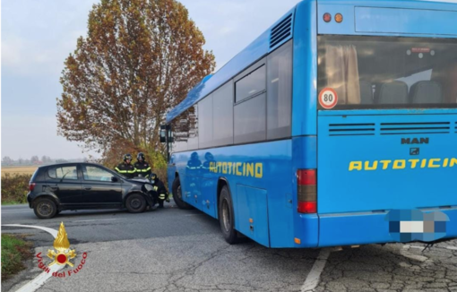 Stroppiana: scontro tra auto e bus