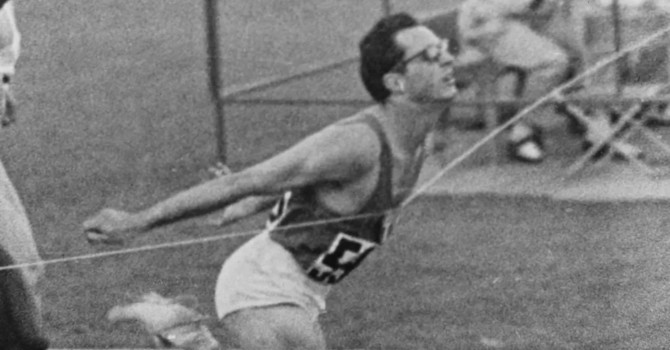 La storica immagine di Berruti che taglia il traguardo a Roma 1960
