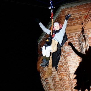 Scende la Befana dalla Torre dell'Angelo