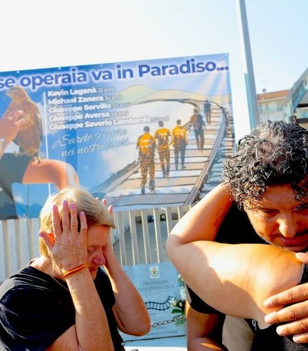 Strage di Brandizzo, al via udienza preliminare con 24 indagati. I familiari: "Vogliamo giustizia"