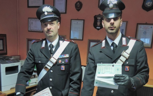 I carabinieri con i buoni postali ritrovati