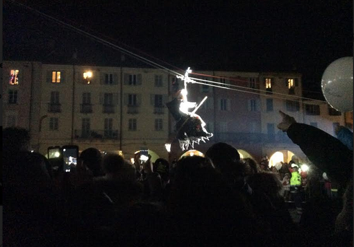 Piazza Cavour gremita per applaudire la Befana