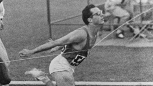 La storica immagine di Berruti che taglia il traguardo a Roma 1960