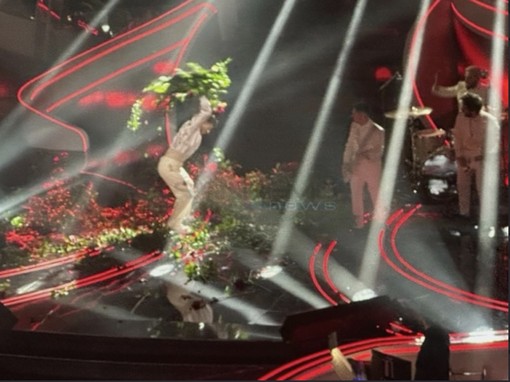 Festival di Sanremo 2023: Blanco distrugge i fiori sul palco, i commenti negativi di Berrino, Scajola e Piana