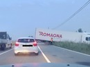 Rimorchio sulla carreggiata: mattina di passione per gli automobilisti Rimorchio sulla carreggiata: mattina di passione per gli automobilisti