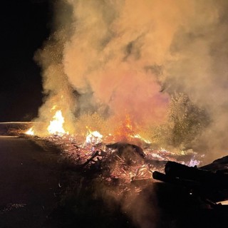 Incendio a Crevacuore, avvolto dalle fiamme deposito di legname e sfalci