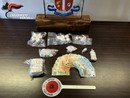 In casa mezzo chilo di hashish e tre etti e mezzo di coca: arrestato un 25enne In casa mezzo chilo di hashish e tre etti e mezzo di coca: arrestato un 25enne