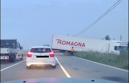 Rimorchio sulla carreggiata: mattina di passione per gli automobilisti