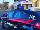 Manda un messaggio di sconforto all'amico. Lo salvano i carabinieri
