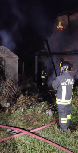 Incendio a Cascine Strà: a fuoco una casa disabitata