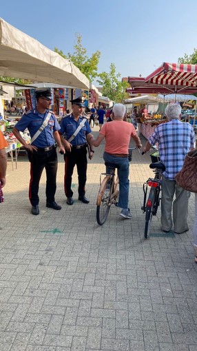 Contro le truffe estive, i Carabinieri incontrano gli anziani tra mercati e bocciofile